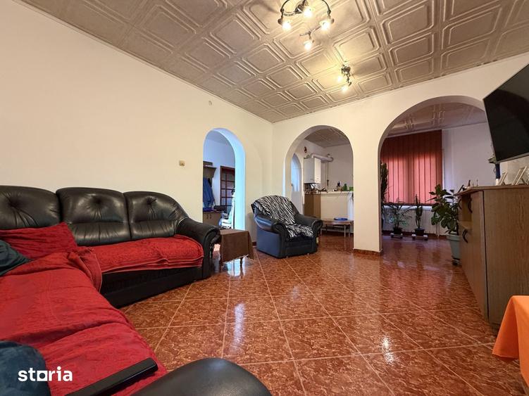 Casă cu 6 camere cu Teren 641 Mp în Central