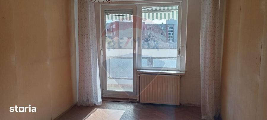 Apartament cu 3 camere decomandat în Central