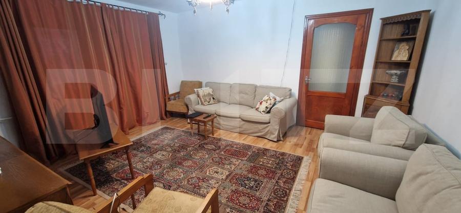 Apartament cu 3 camere semidecomandat, mobilat în Rovine