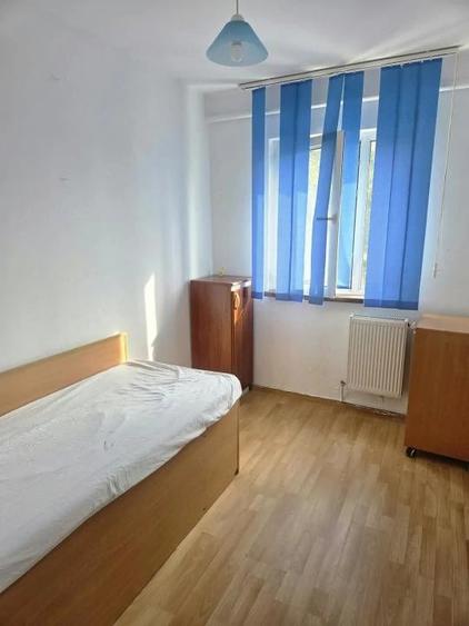 Apartament cu 3 camere semidecomandat în Filiași