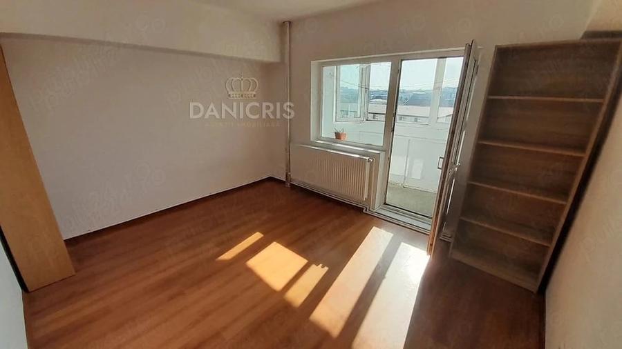 Apartament cu 3 camere decomandat în Far