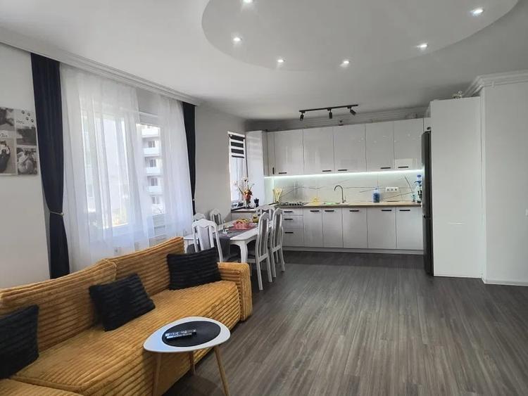 Apartament cu 3 camere semidecomandat, mobilat în Florești — fotografia 1