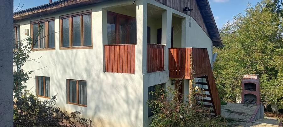 Casă cu Teren 2800 Mp în Văleni
