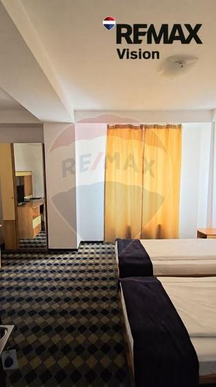 Hotel/Pensiune, de 1,000 mp, în Est