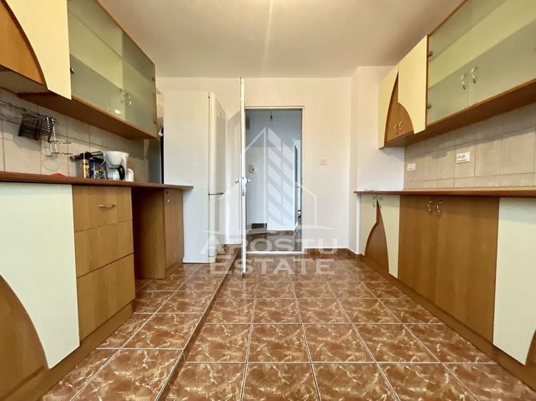 Apartament cu 3 camere decomandat în Girocului