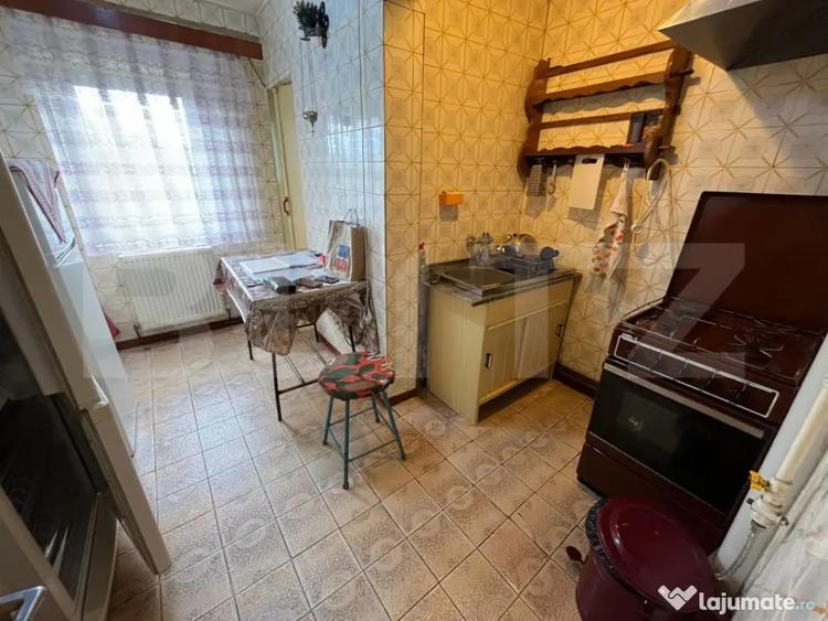 Apartament cu 3 camere decomandat, mobilat în Central