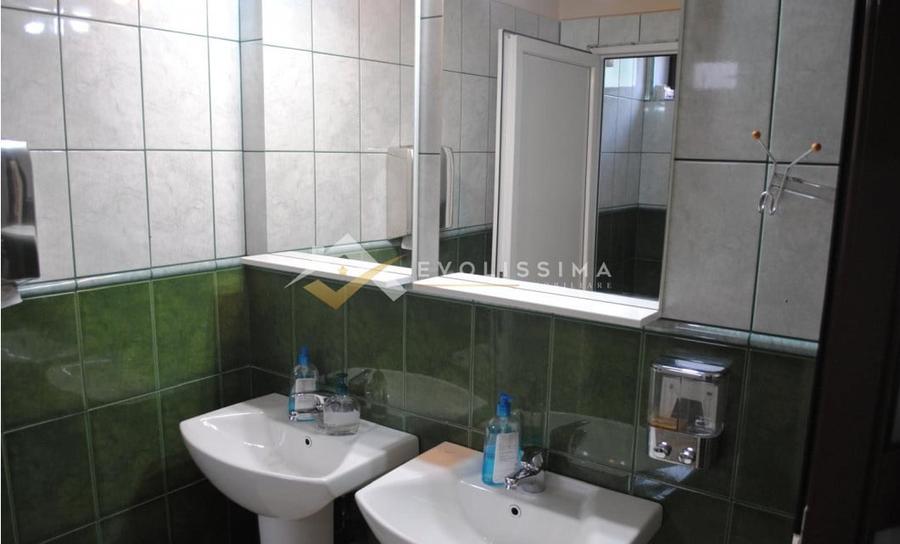 Casă individuală cu 8 camere cu Canalizare în Calea București