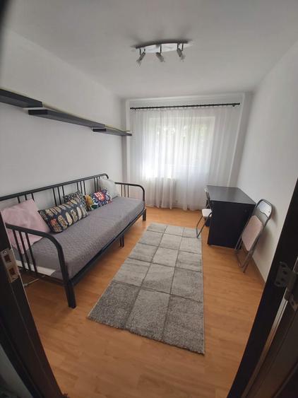 Apartament cu 3 camere semidecomandat în Central