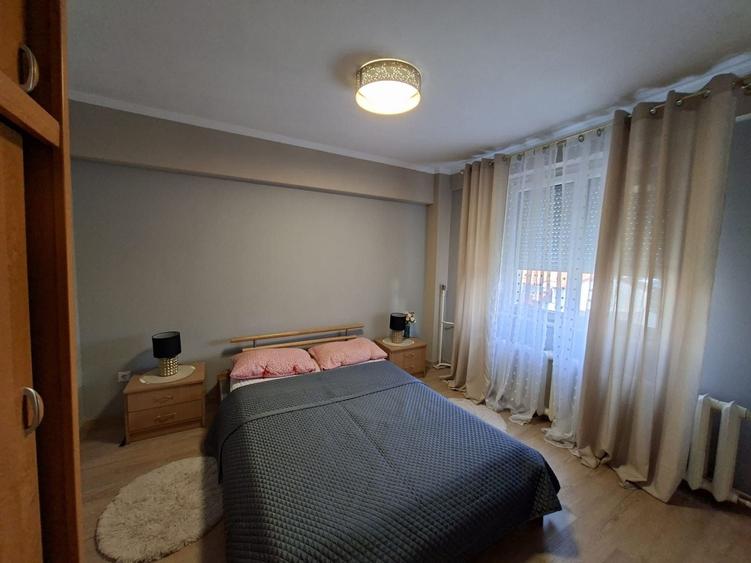 Apartament cu 3 camere decomandat, mobilat în Centrul Bancar