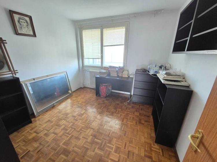 Apartament cu 3 camere semidecomandat în P-ța Muncii