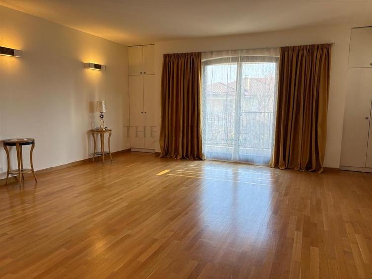 Casă individuală cu 7 camere cu Teren 1220 Mp în Pipera