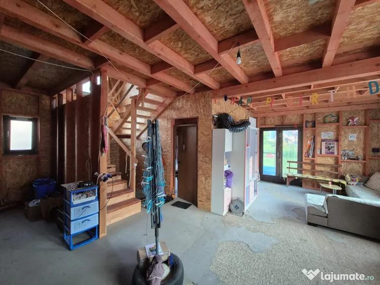 Casă cu 7 camere cu Teren 820 Mp în Vulcan