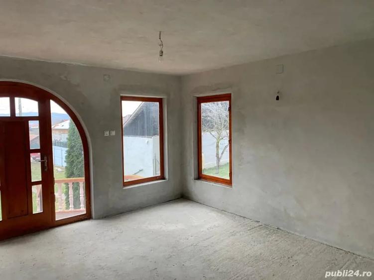 Casă cu 3 camere cu Teren 900 Mp în Teișani