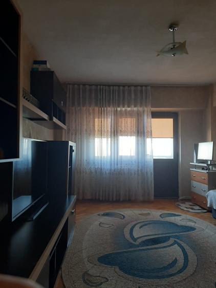 Apartament cu 3 camere decomandat în Drăgășani