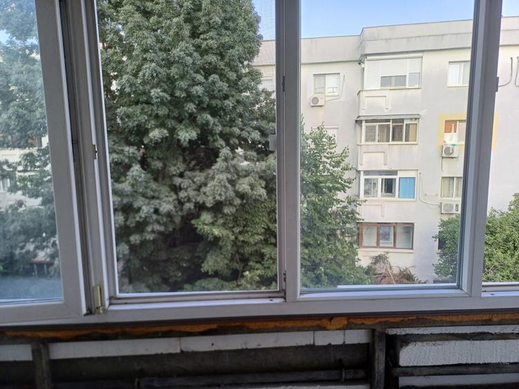 Apartament cu 3 camere decomandat în Aviației