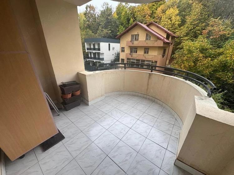 Apartament cu 3 camere decomandat în Frații Golești