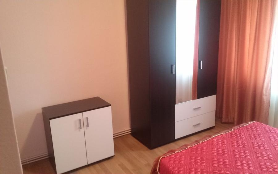 Apartament cu 3 camere decomandat, mobilat în Cetate