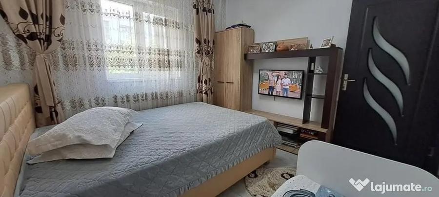 Apartament cu 3 camere semidecomandat în Tătărași