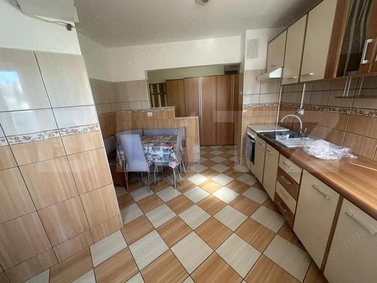 Apartament cu 3 camere semidecomandat în Micro 16