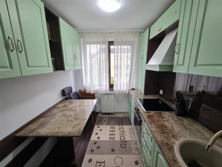 Apartament cu 3 camere semidecomandat, mobilat în Ultracentral