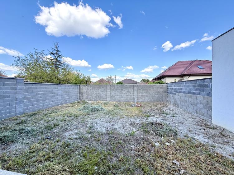Duplex cu 4 camere cu Canalizare în Plopi