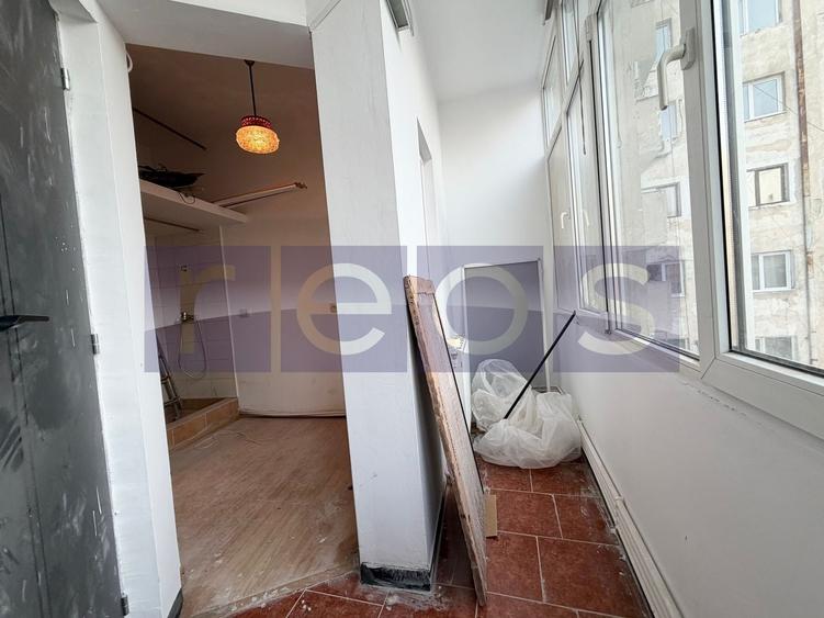 Apartament cu 4 camere semidecomandat, mobilat în Universitate