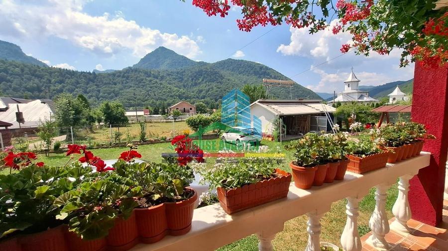 Casă individuală cu 10 camere cu Canalizare în Lepșa
