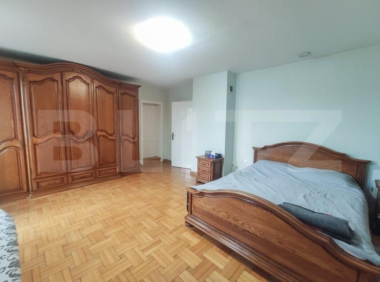 Casă individuală cu 8 camere cu Canalizare în Titulescu