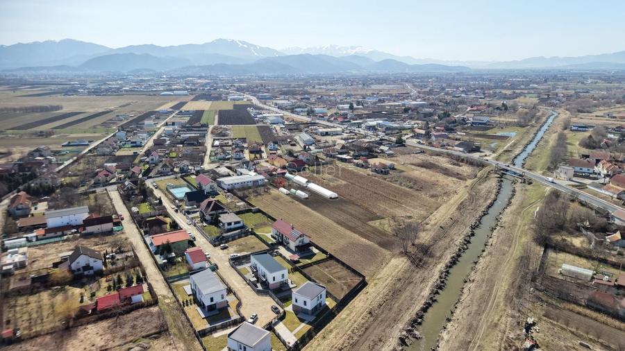 Teren intravilan cu hala construita - 10