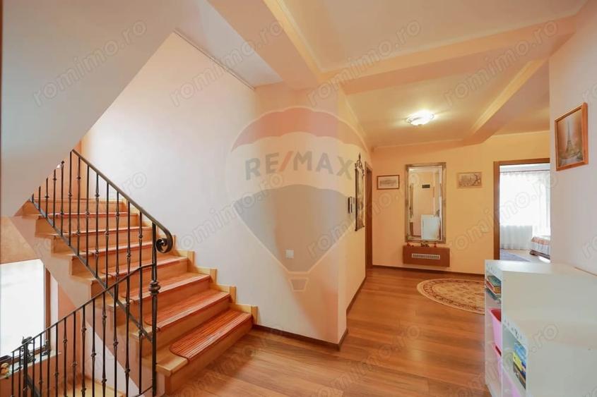 Casă cu 5 camere cu Teren 1000 Mp în Sânmartin