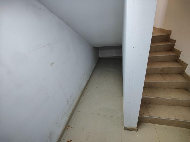 Casă cu 6 camere cu Canalizare în Central