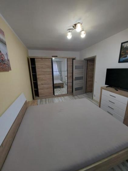 Apartament cu 3 camere semidecomandat, mobilat în Florești