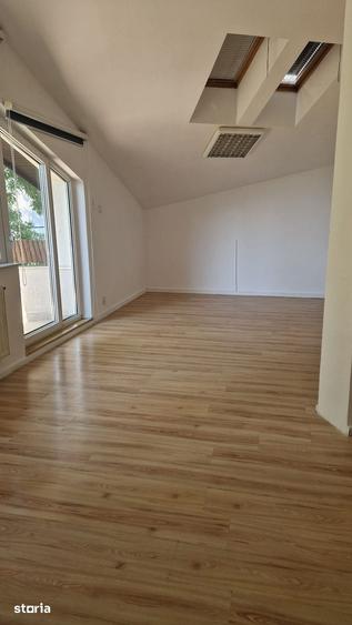 Casă cu 10 camere cu Teren 402 Mp în Tei