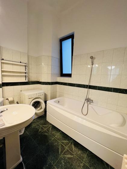 Apartament cu 4 camere semidecomandat în Primăverii
