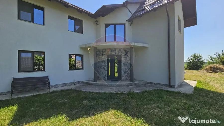 Casă cu 6 camere cu Teren 3600 Mp în Hănțești
