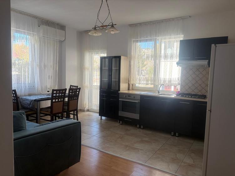 Apartament cu 3 camere semidecomandat în Dâmbul Rotund