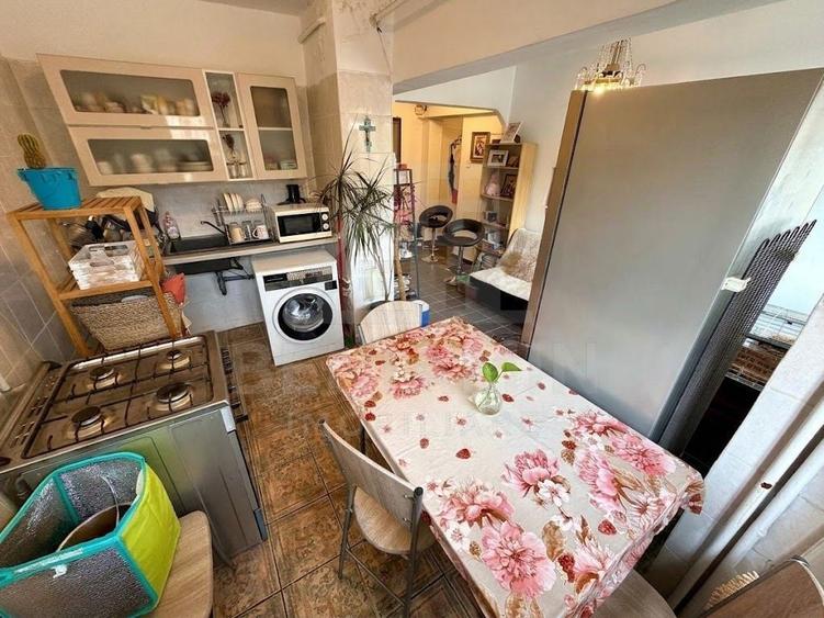 Apartament cu 3 camere decomandat în Calea București