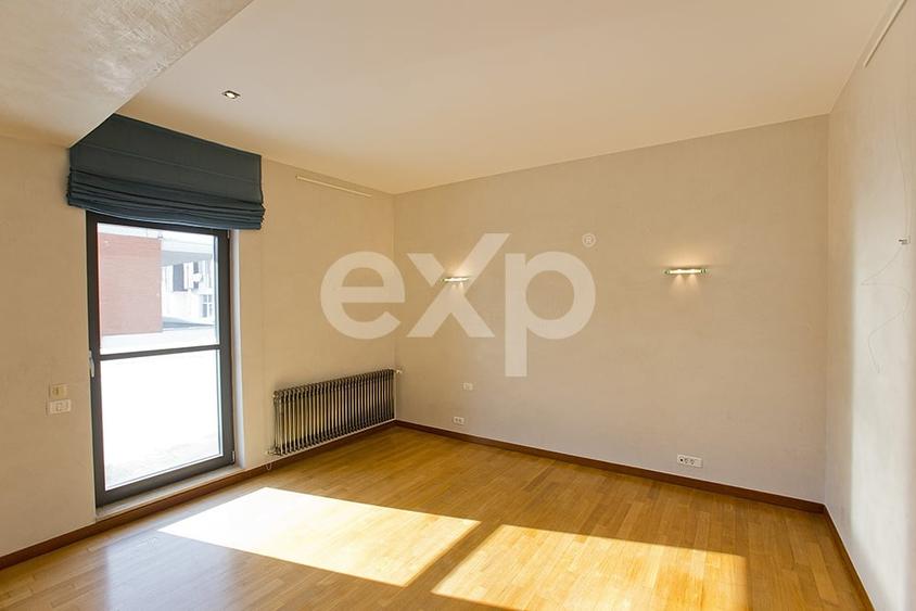 Apartament cu 4 camere decomandat, mobilat în Capitale