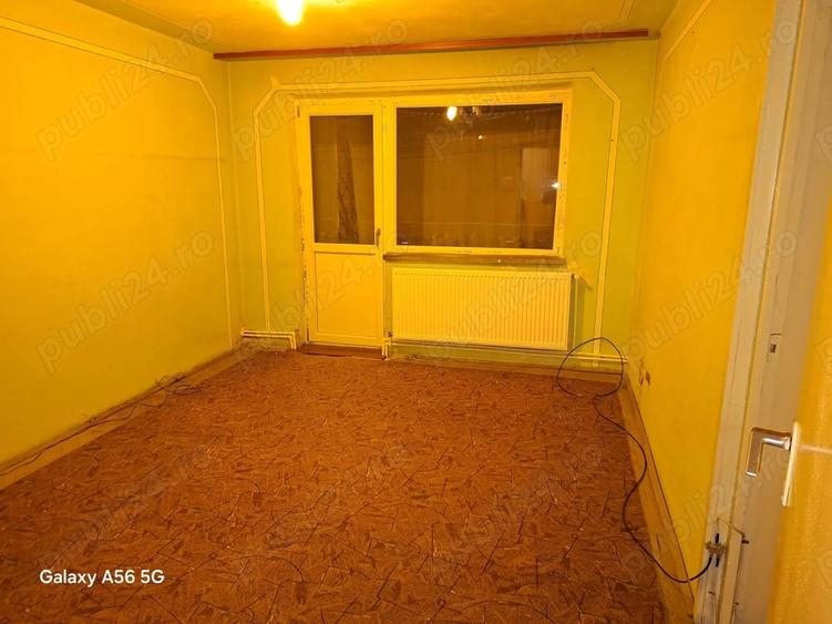 Apartament cu 3 camere semidecomandat în Cet