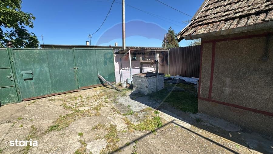 Casă cu 3 camere semidecomandat cu Teren 2241 Mp în Sânnicolau Român