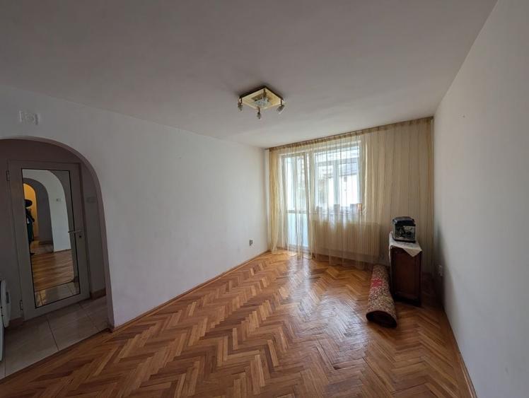 Apartament cu 3 camere semidecomandat în Ciritei