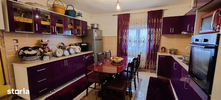 Casă cu 5 camere cu Teren 2000 Mp în Central