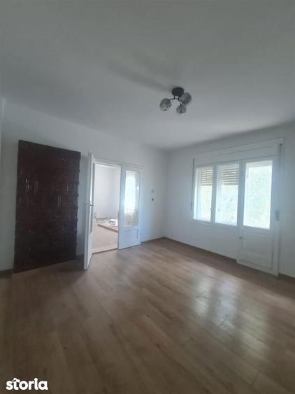 Casă cu 5 camere decomandat cu Teren 1600 Mp în Central