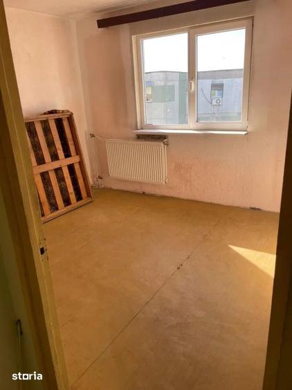 Apartament cu 2 camere semidecomandat în Craiovița Nouă
