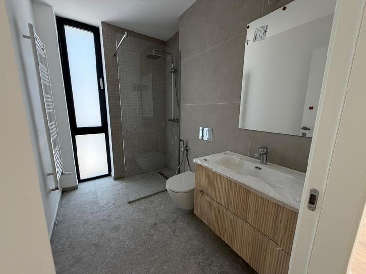 Casă individuală cu 5 camere cu Canalizare în Central