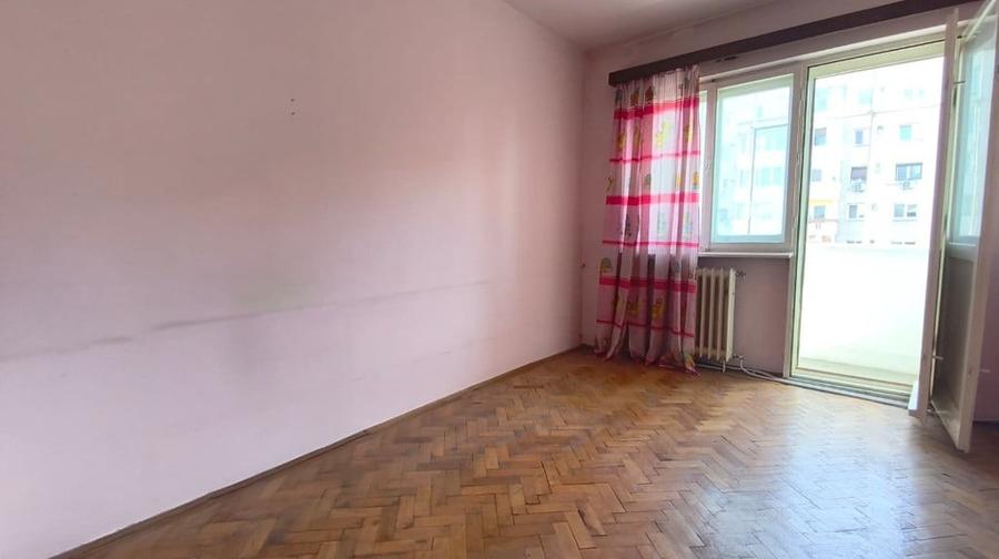 Apartament cu 4 camere semidecomandat în Piața Centrală