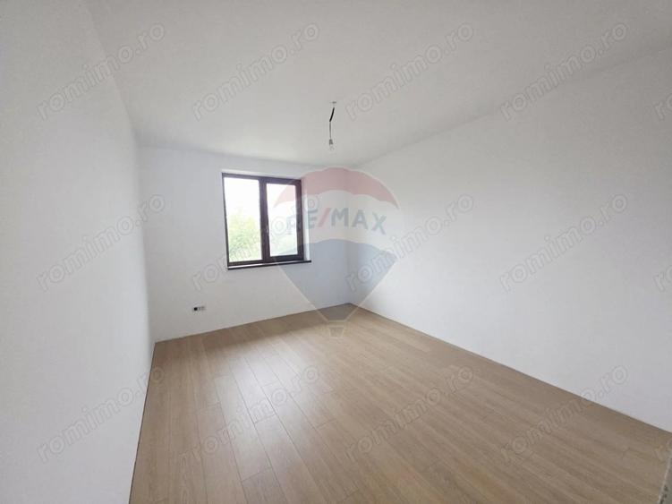 Casă cu 5 camere cu Teren 6110 Mp în Girov