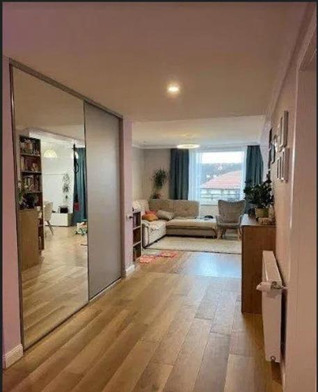 Apartament cu 4 camere decomandat în Florești