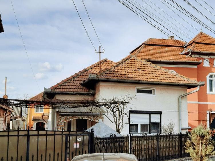 Casă individuală cu 7 camere cu Canalizare în Ilia