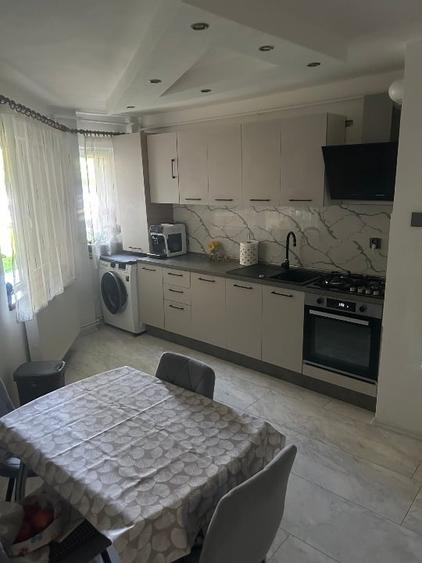 Apartament cu 3 camere semidecomandat, mobilat în Micro 15